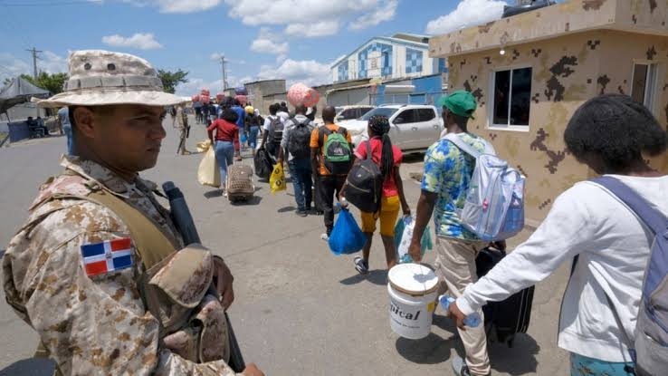 Haitians deported from the Dominican Republic arriving with bags and belongings