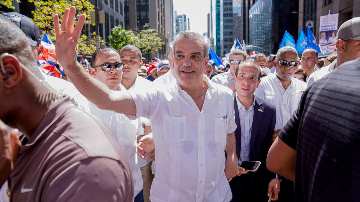 President Luis Abinader among crowds of Dominicans abroad