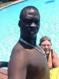 Juicing my ole lady  

Good afternoon Bahama Drama please keep me anonymous. 

I think my boy juicing my ol lady bey.

I see how dude's is move these days now you never no who's yo
