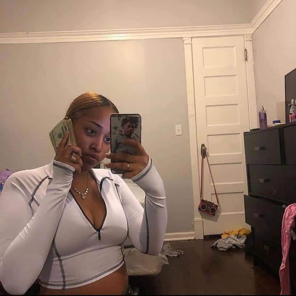 I'm selling crabby so what

Please keep me anonymous Bahamas Drama

I've been out of work for 6 months now and I have 6 children to feed .

Social services handing out those small 