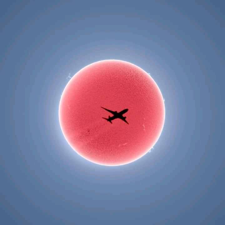 Someone sent us this saying this is how the moon looks tonight in Nassau. 

Is this true, because I'm on Paradise Island I can't see that far? 😂