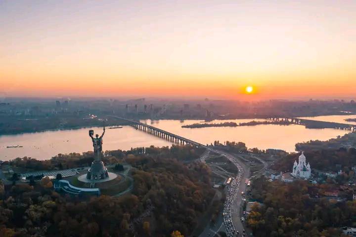 This is a picture yesterday of Kiev Ukraine

I don't see a war big media. 👀

Is there even a war?