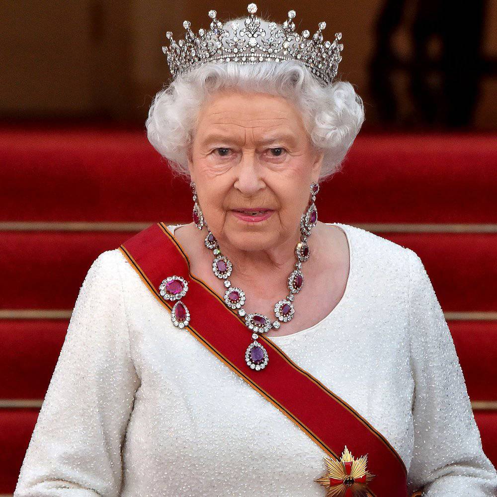 Putin threatens to kill the Queen via underwater nuclear bomb, which would cause a 52 meter tsunami 👑
Little does Putin know, the Queen is an expert swimmer!