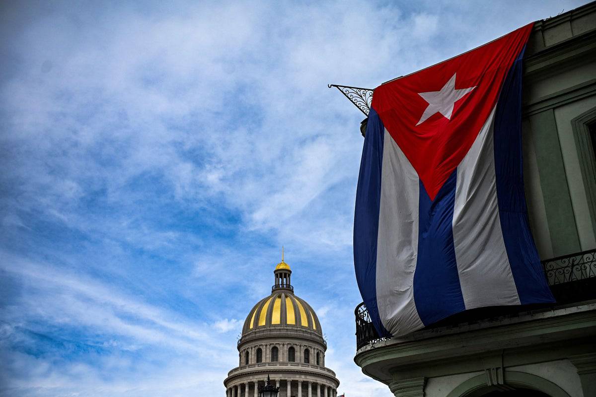 Mi experiencia estando en Cuba por 15 días

1.) El gobierno cubano cuida muy bien a sus ciudadanos.

2.) Los cubanos no tienen que pagar renta cada mes.

3.) Los cubanos no tienen 
