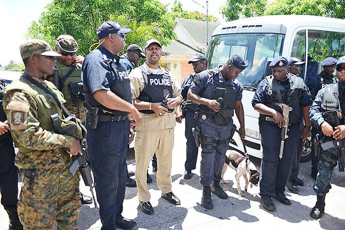 Took a police gun, in broad daylight
Good morning Bahama Drama please keep us anonymous. This morning while I was sitting on the blocks with the rest of my niggas I saw some polic