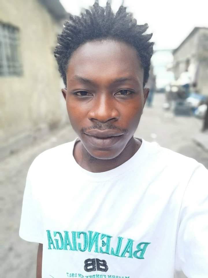 My boss made me show him my cock and
Good afternoon Bahama Drama please keep me anonymous. I've been working in the downtown Nassau Straw market for over 2 years now and usually f