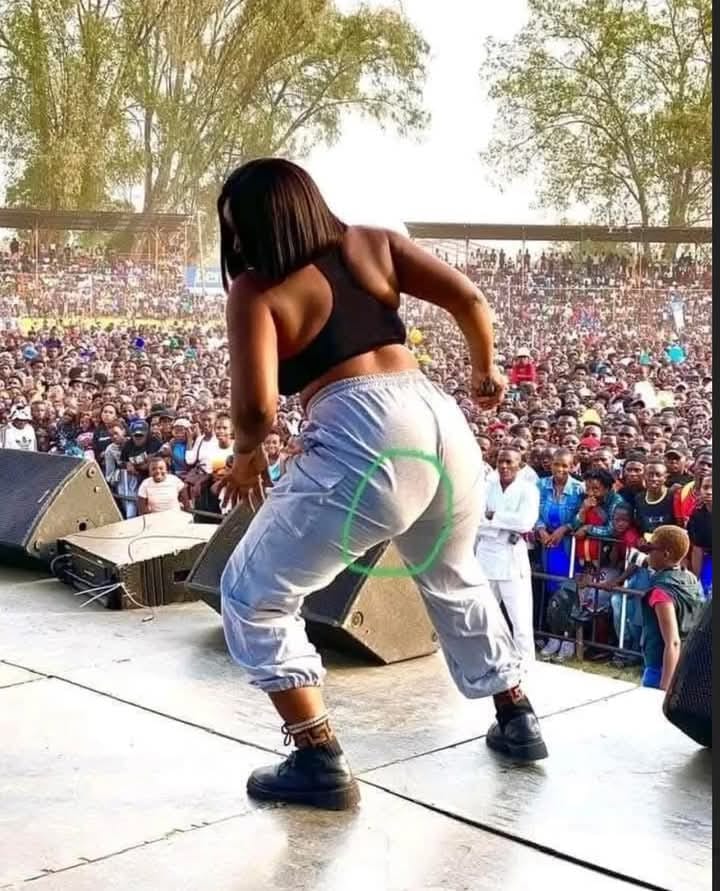 An item was falling from her pants, can someone please tell us what it was?