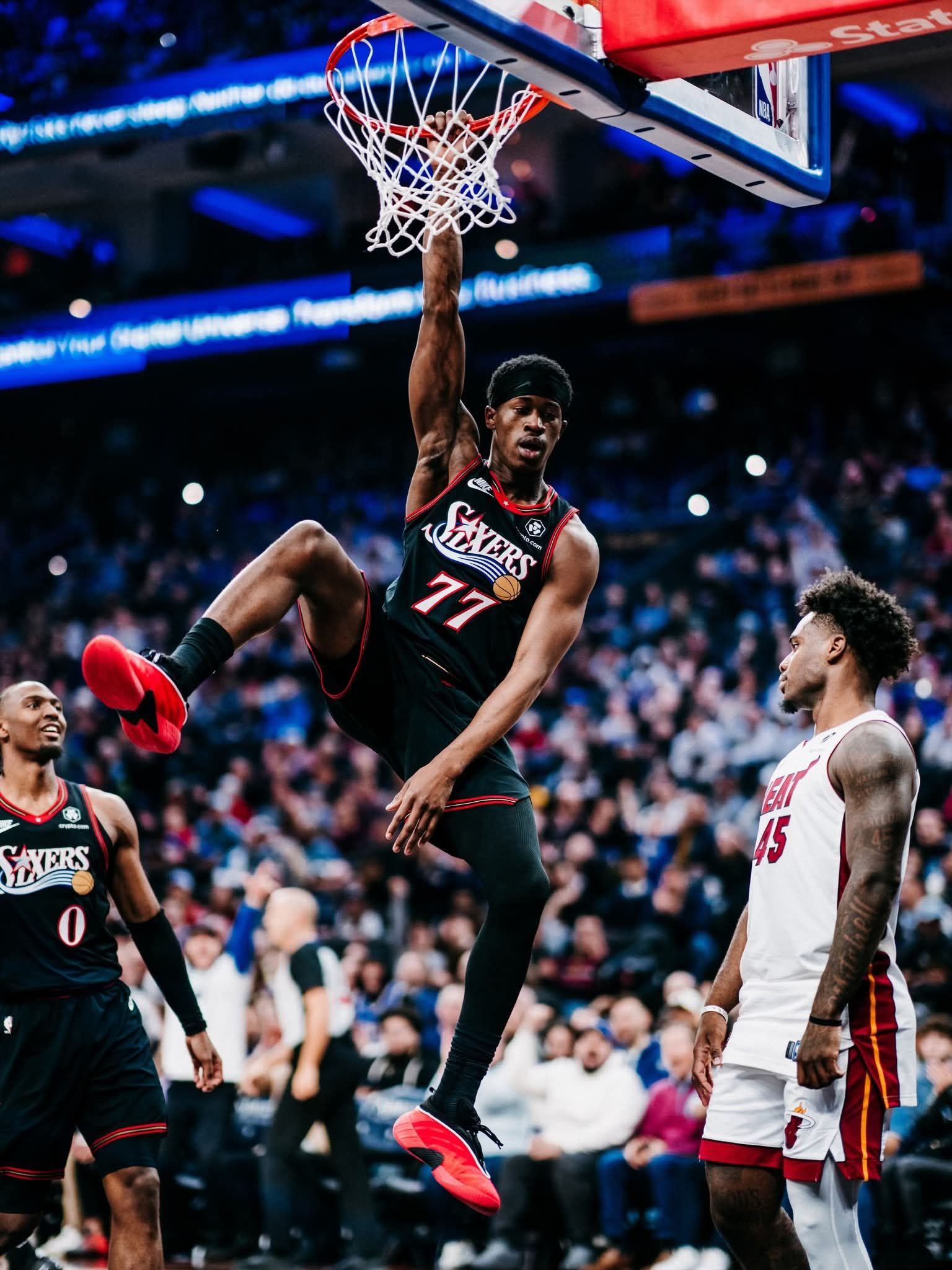 I thought giving nuts 🥜 was banned 🚫
This photo goes crazy. 🔥
Look at the homeboy's face in front of him. He biting his back teeth he was so mad.
VJ be kind to strangers mannn