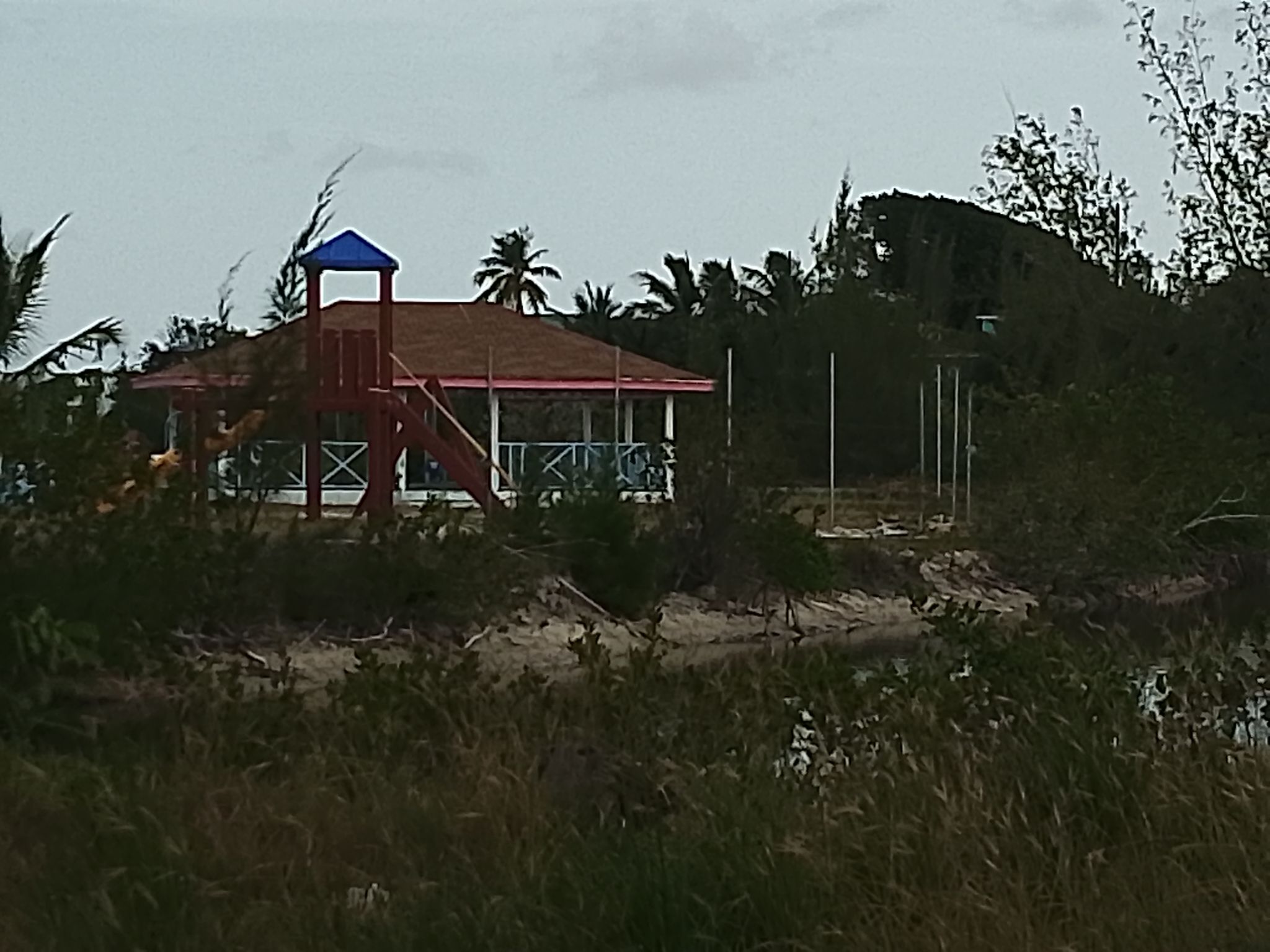 Farmers Hill News 🗞️

12-Foot Fence Installed Around Farmers Hill Playground in Exuma

A new 12-foot safety fence is being installed around the playground in the Farmers Hill commu